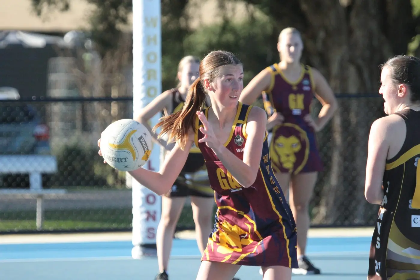SHARP PASS: Tayla Allen looks to fire a quick pass into the shooting circle. PHOTOS: Nathan de Vries