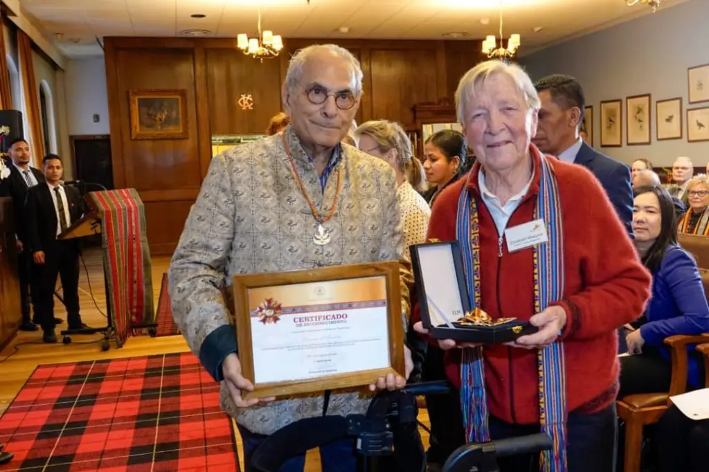 SPECIAL HONOUR: Timor-Leste President and Nobel Peace Laureate, Jos\\u00E9 Ramos-Horta, presented Wangaratta\\'s Friends of Lacluta the Medal of the Order of Timor-Leste, which was accepted by Elizabeth Walpole.