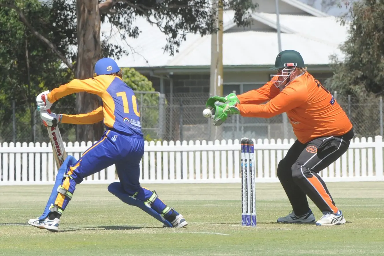 GOOD TAKE: Conner Forde holds onto the edge from Reid Clarke keeping up to the stumps. PHOTOS: Les Garbutt