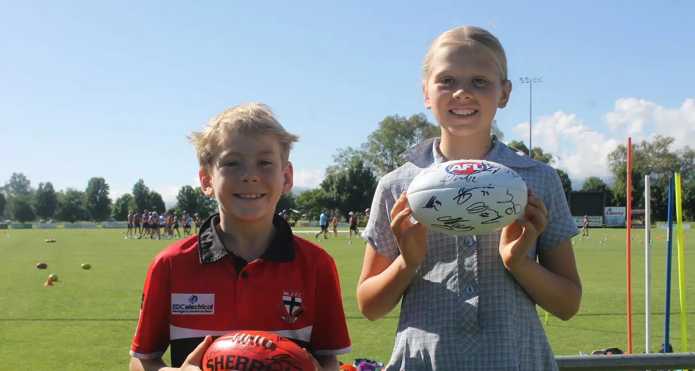 Dees delight local fans by descending on McNamara Reserve Oval