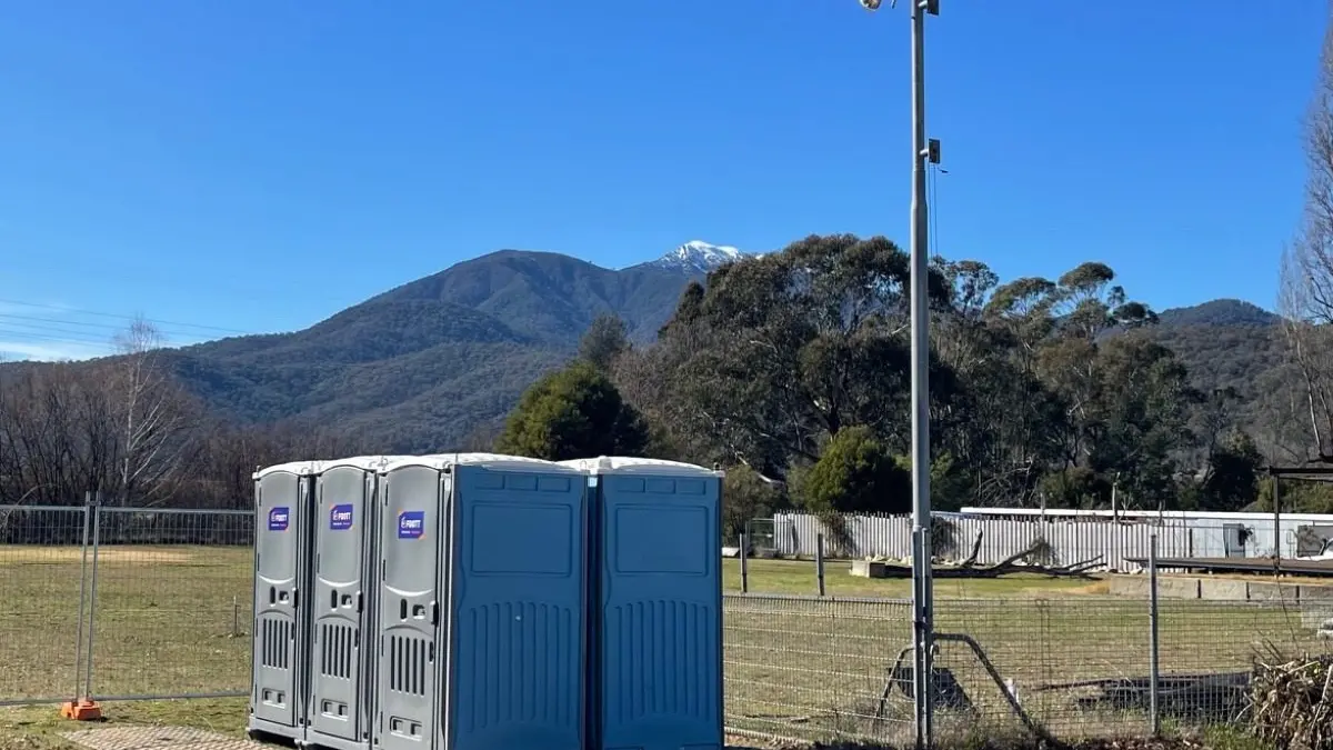 Temporary public toilets in Tawonga South