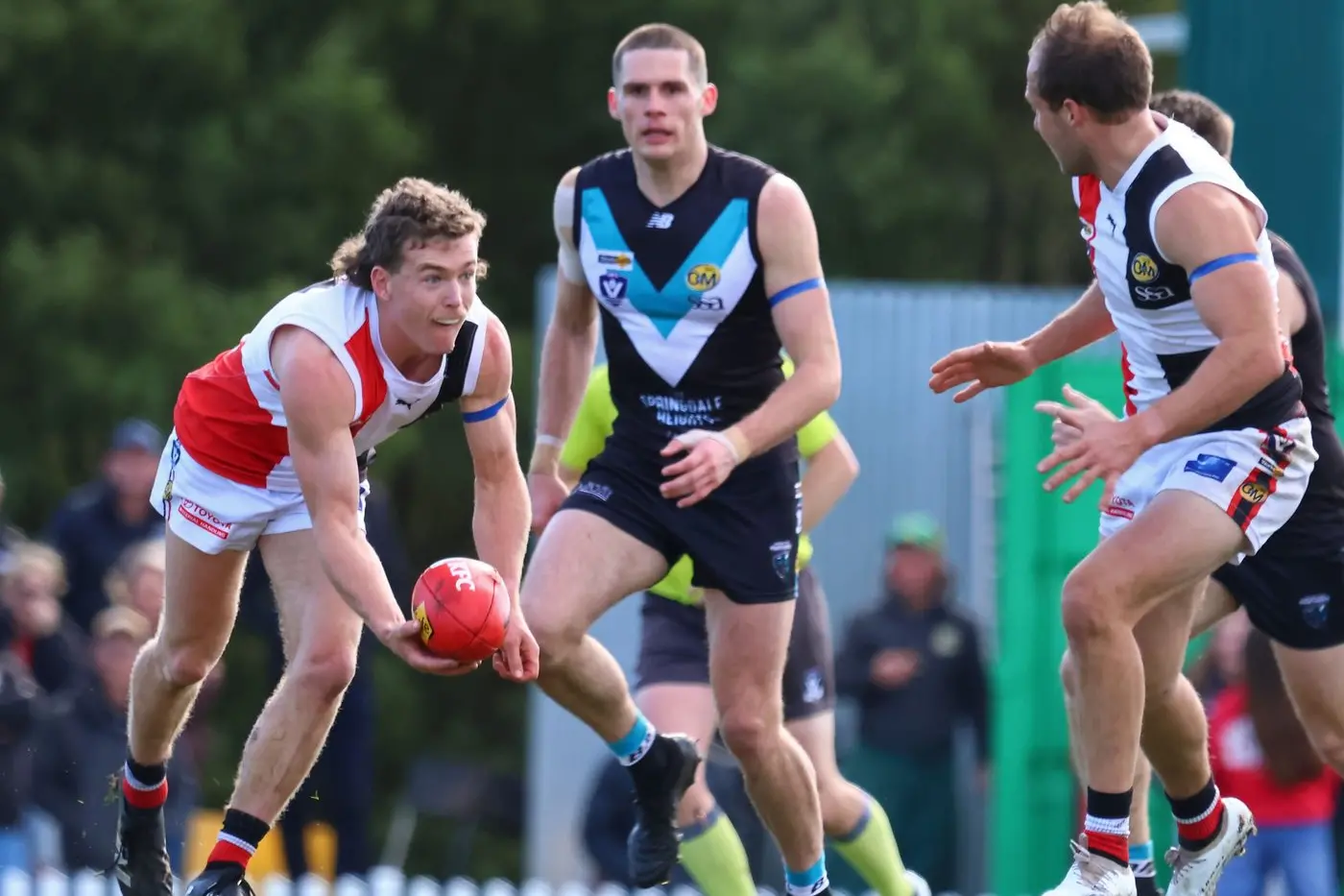 FAST HANDS: Jaxon East fires a quick handball to Mitch Dalbosco. PHOTOS: Janet Watt