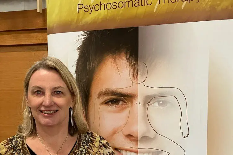 ENJOYING THE EXPO: Linda Thackray was doing psychosomatic face readings at the recent Mind Body Wellness Expo in Mt Beauty.\\n