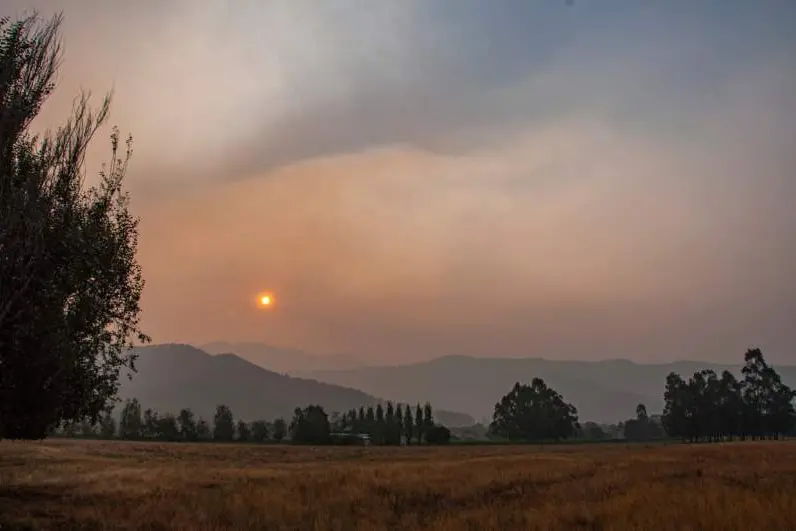 SMOKY: Sunset in Porepunkah on the weekend. Smoke is predicted to stay in the region over the coming days. PHOTO: Jean-Pierre Ronco