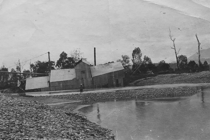 OVENS JUNCTION GOLD DREDGE, 1907\\u20141913: Working upstream from the Barwidgee Creek junction to above the Nimmo Bridge, this dredge\\'s operations were curtailed by a rock bar which is visible in the river today. Id:35456