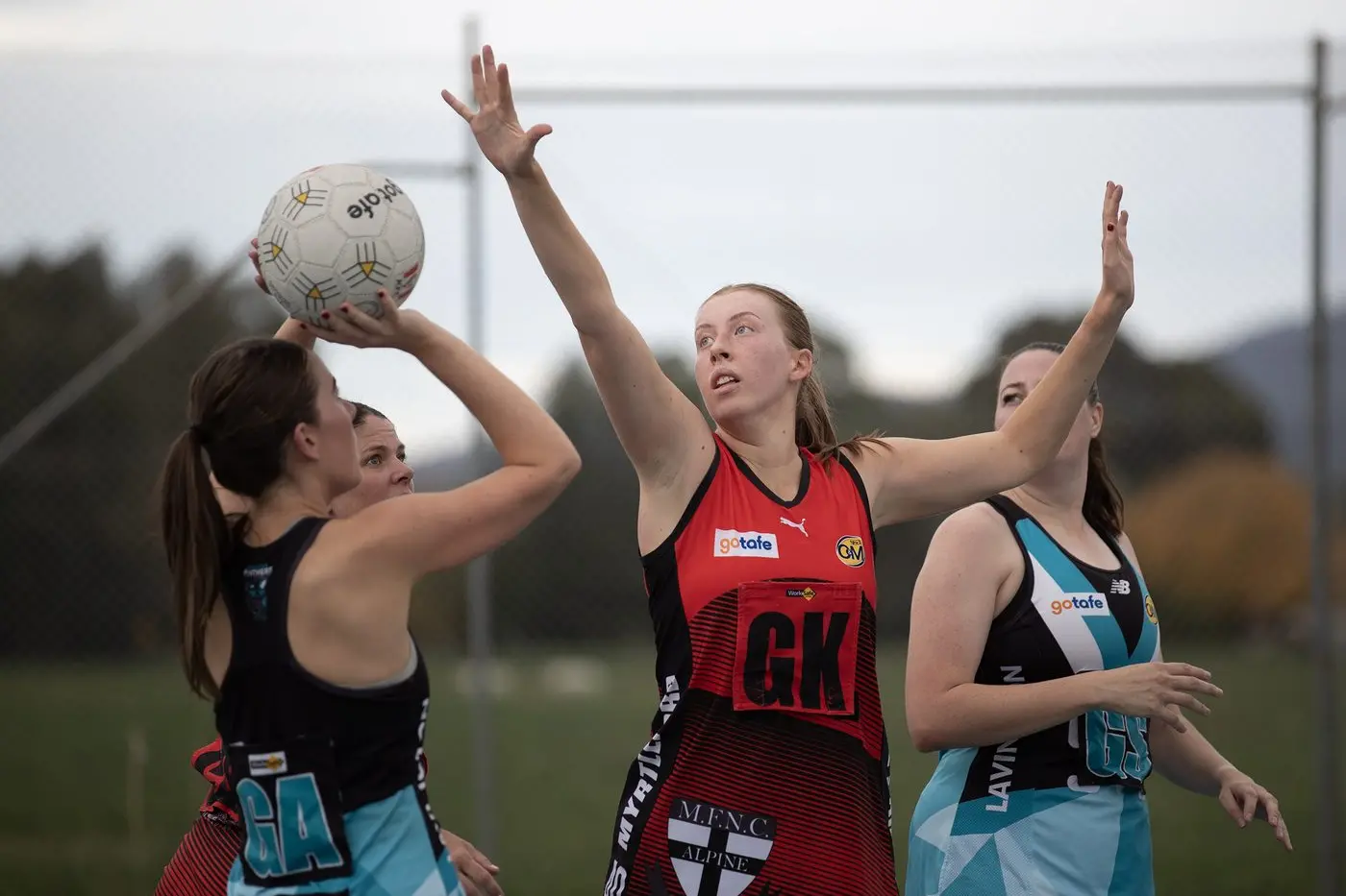 RESOLUTE DEFENCE: Niamh Thorn was strong in the defensive end throughout the match. PHOTOS: Melissa Beattie