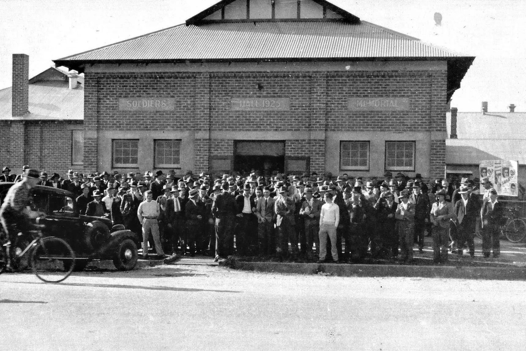 <p>TOBACCO GROWERS\\u2019 CONFERENCE, 1938: Growers pose for a photograph after an industry meeting in 1938.  A new supper room, adjacent to the hall, is visible on the left.</p>\\n