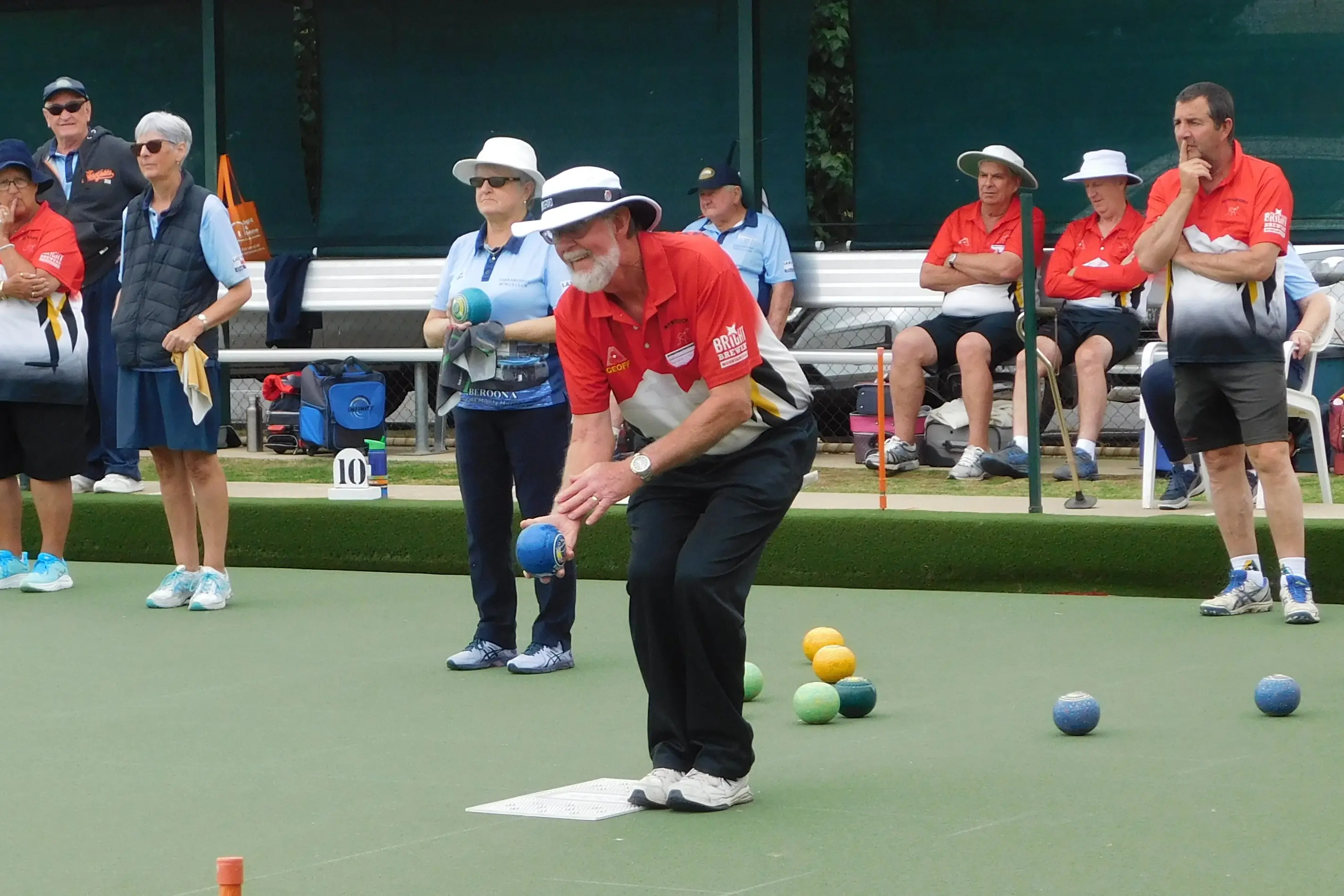 <p>EYES ON THE PRIZE: Midweek A1 bowler Geoff Dyt prepares to shoot at Yarrawonga.</p>\\n