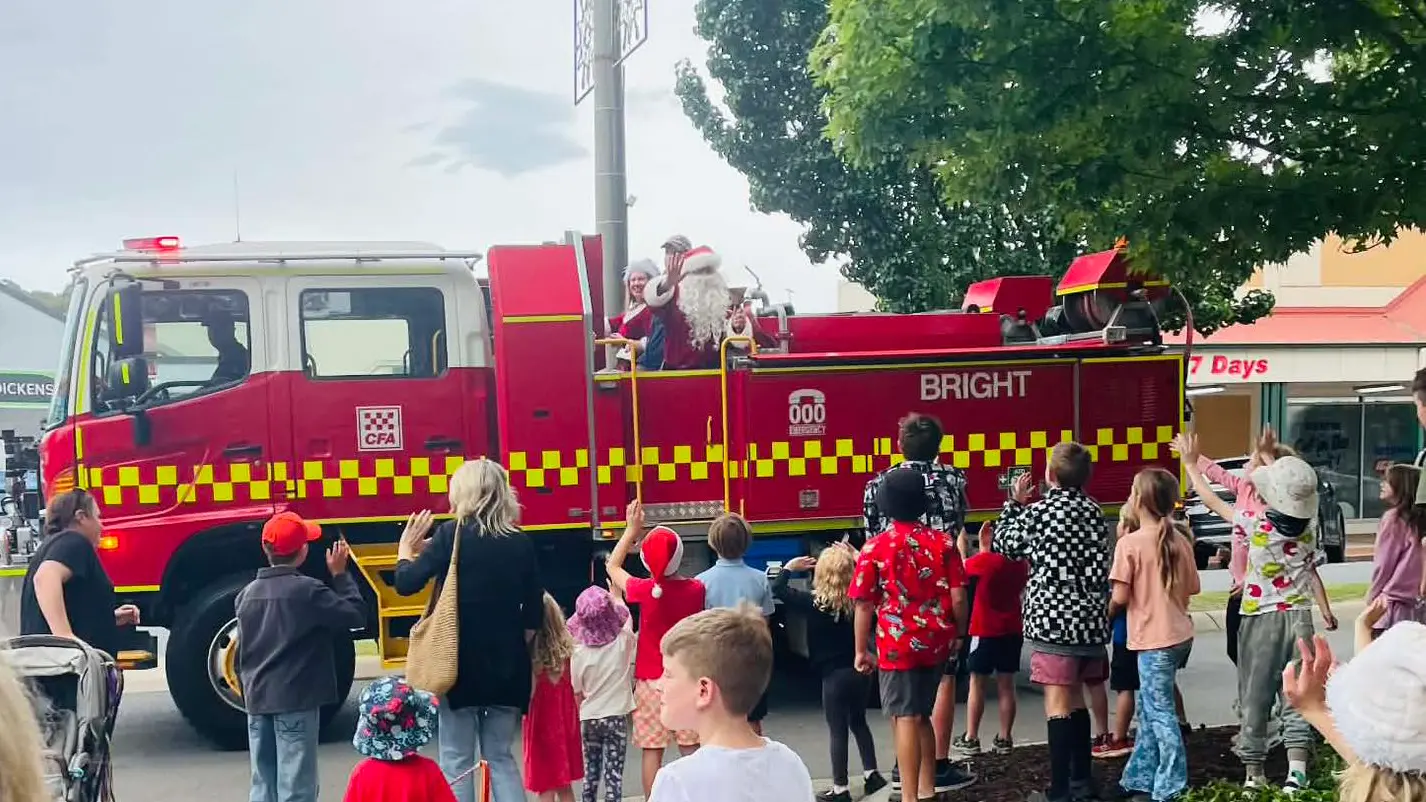 Christmas crowds swarm to Bright's centre to celebrate tree-lighting