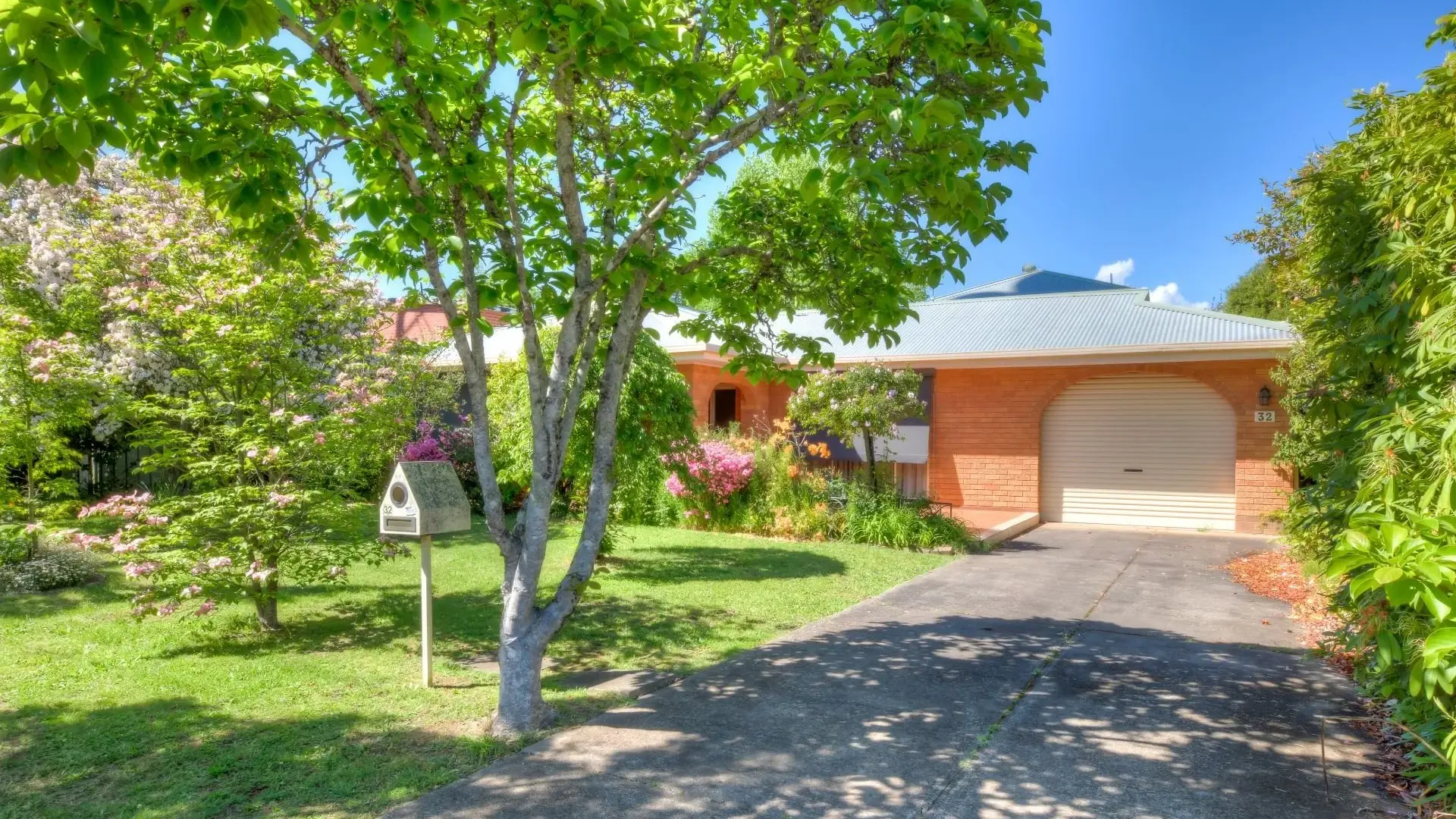 Charming Home With Freestanding Unit in the Heart of Bright