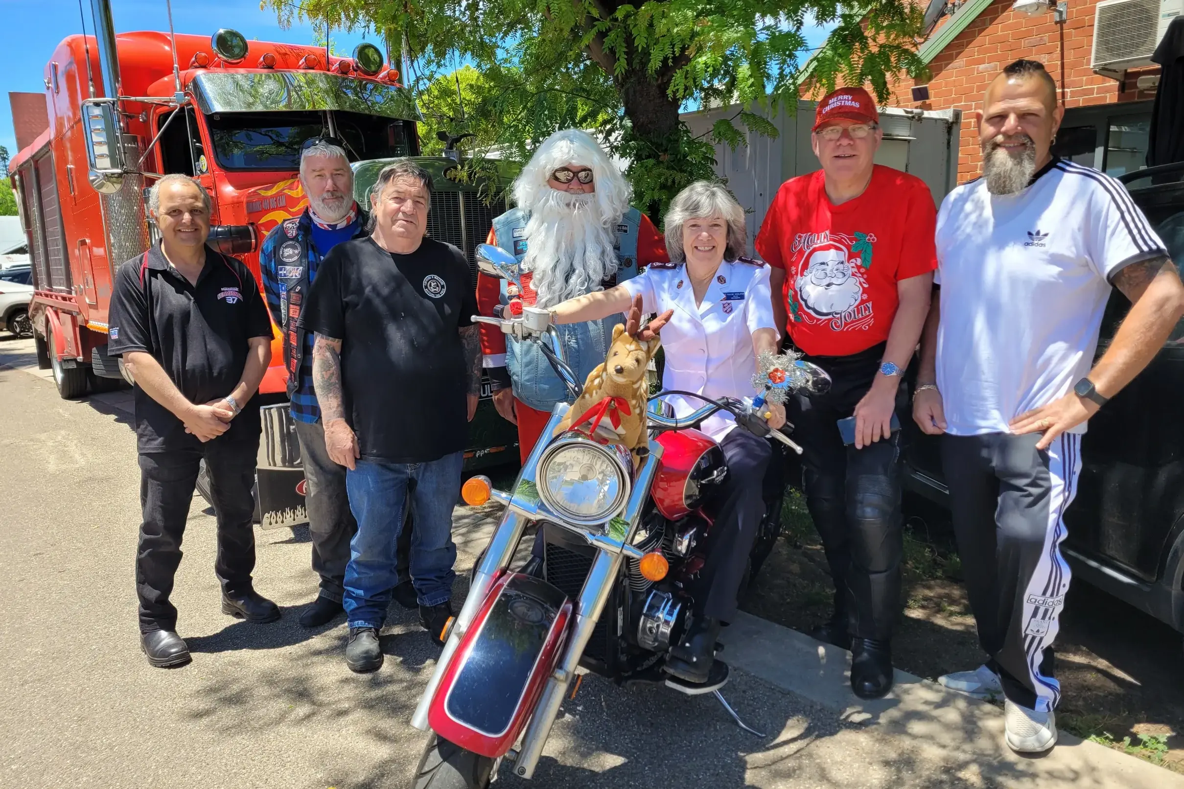<p>BIG HEARTS: Frank Sacco (left), Trevor Botting, David Hogg, Santa (aka Peter Gladsone), Beechworth Salvation Army\\u2019s Major Pauline Middelton, Nigel Horne and Nick Scali after a huge number of toy donations were delivered to the Beechworth Salvation Army on Sunday. PHOTO: Coral Cooksley</p>\\n