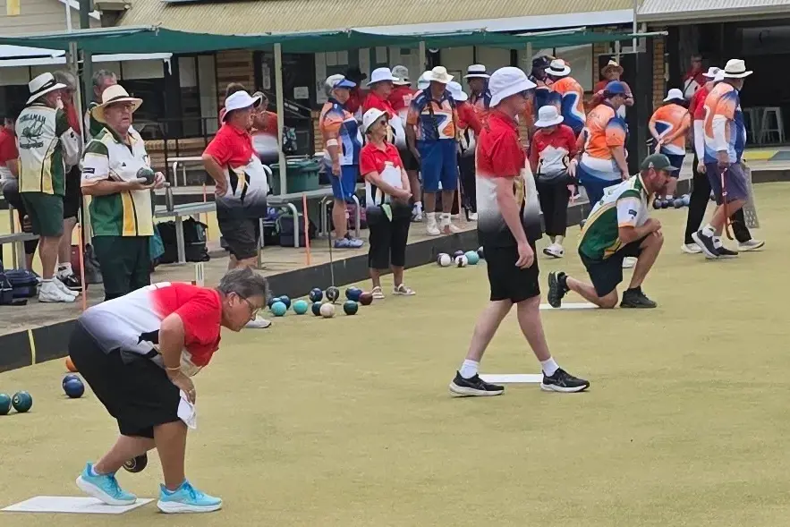 <p>LET\\'S START: Liz Saunders (foreground) gets things underway at Myrtleford.</p>\\n