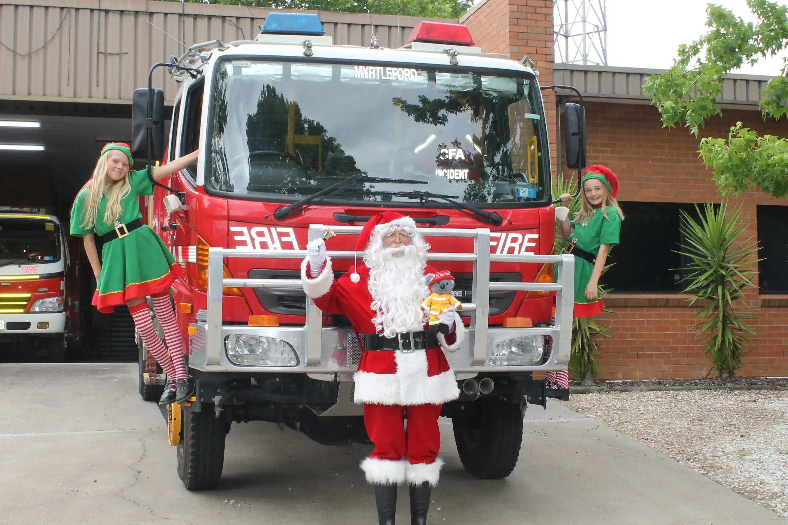 <p>REINDEER-LESS RIDE: Father Christmas and his elves (Summer Milne and Goldie Cartwright) have their transportation booked, ready to arrive in style at this Sunday\\'s Grow Myrtleford+ Twilight Carols. PHOTO: Michael Kidman</p>\\n