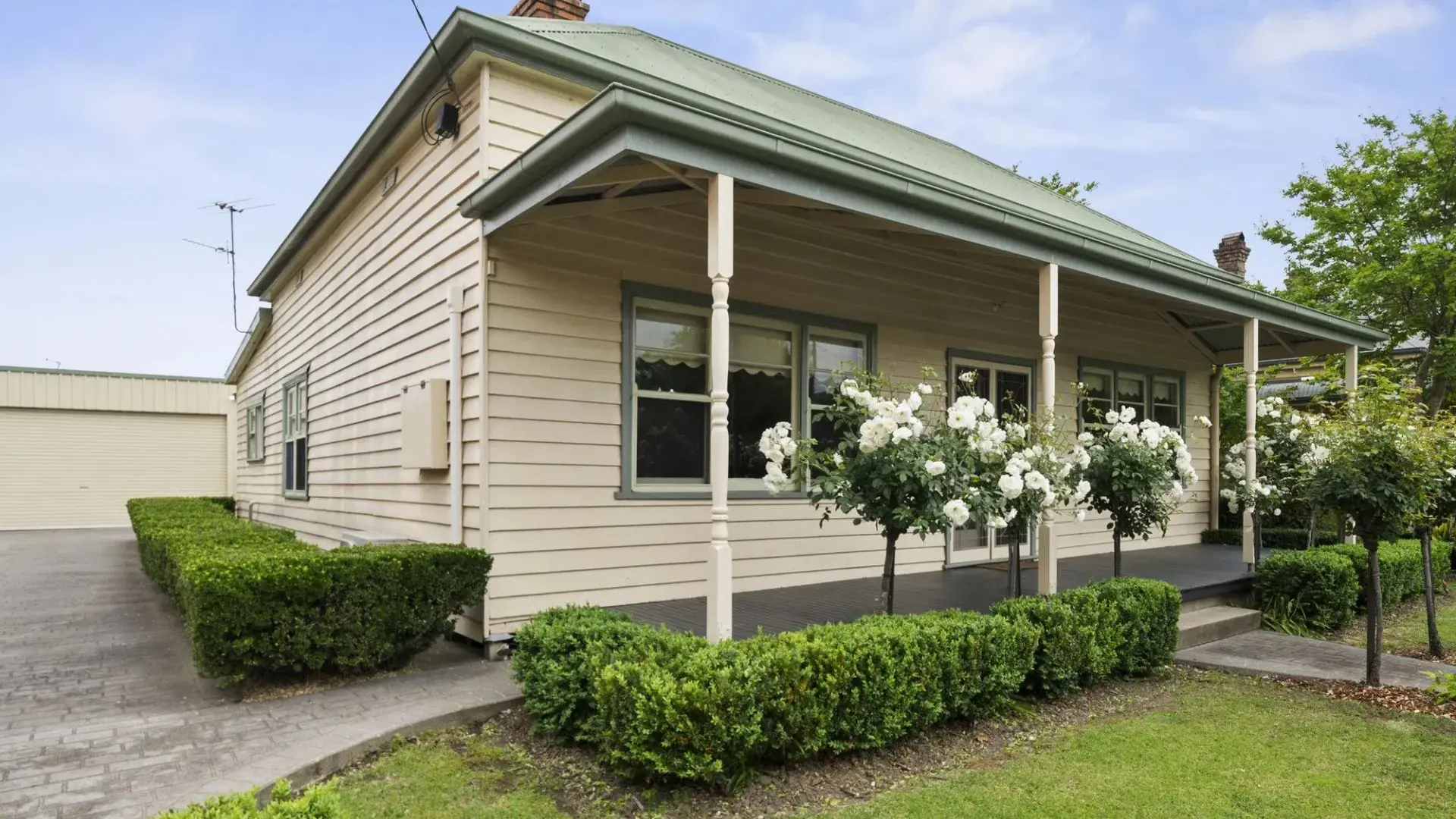 Stylish Cottage living in the heart of it all