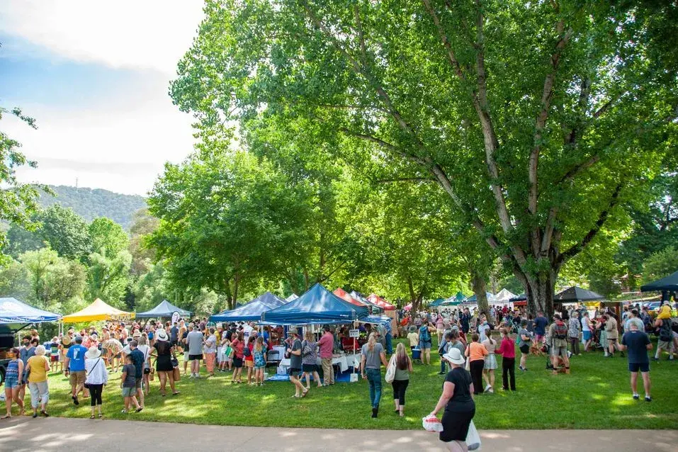 <p>MAGIC OF THE MARKET: All preparations were in place for the Bright Rotary Club\\'s recent Twilight Market in Howitt Park. PHOTO: ASC</p>\\n