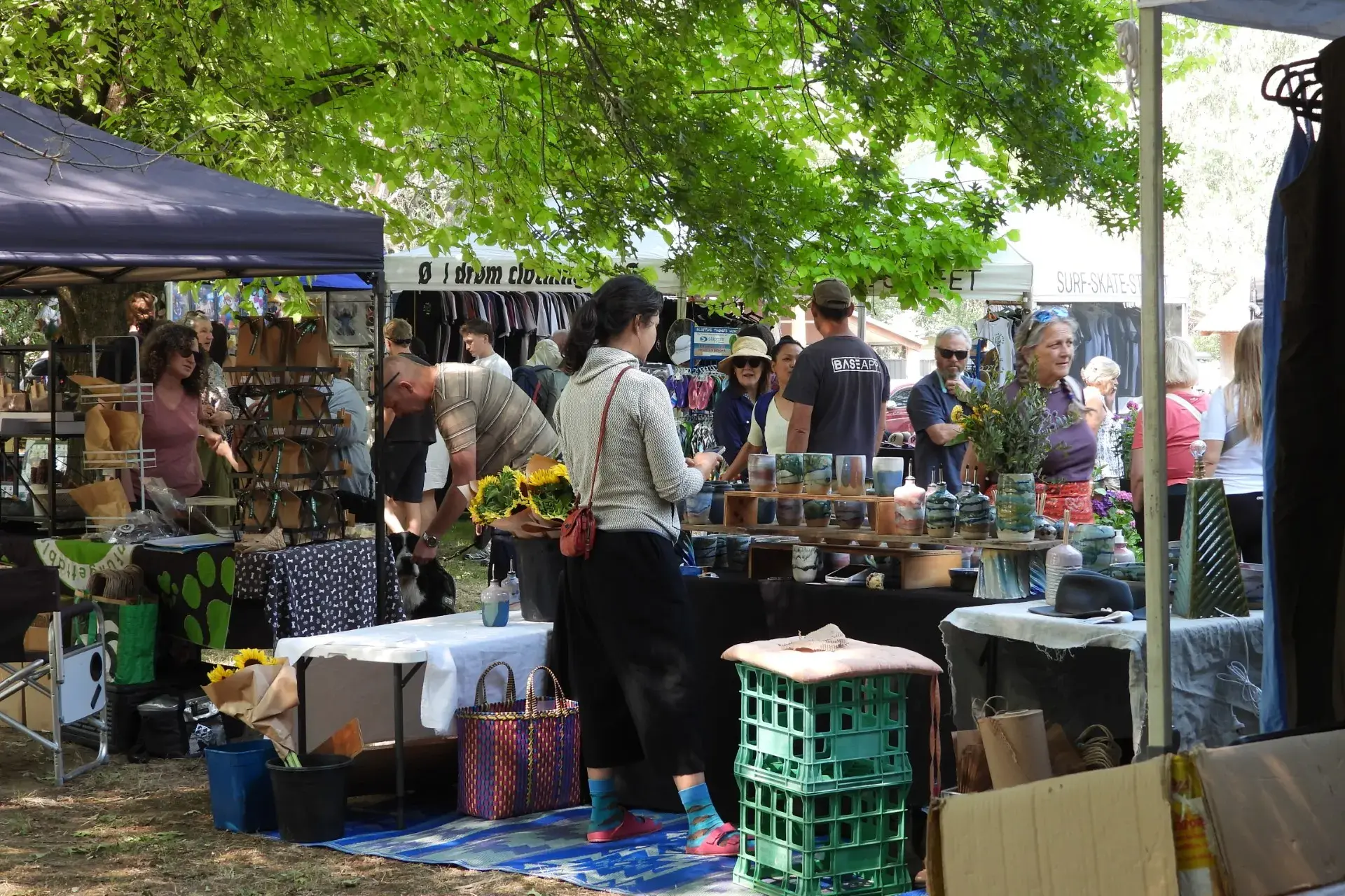 <p>HANDICRAFT HUB: Harrietville\\'s bush market on Sunday drew in crowds of shoppers looking for fresh produce, finely crafted wares and treasures from second-hand stalls. PHOTOS: Brian Cherry</p>\\n