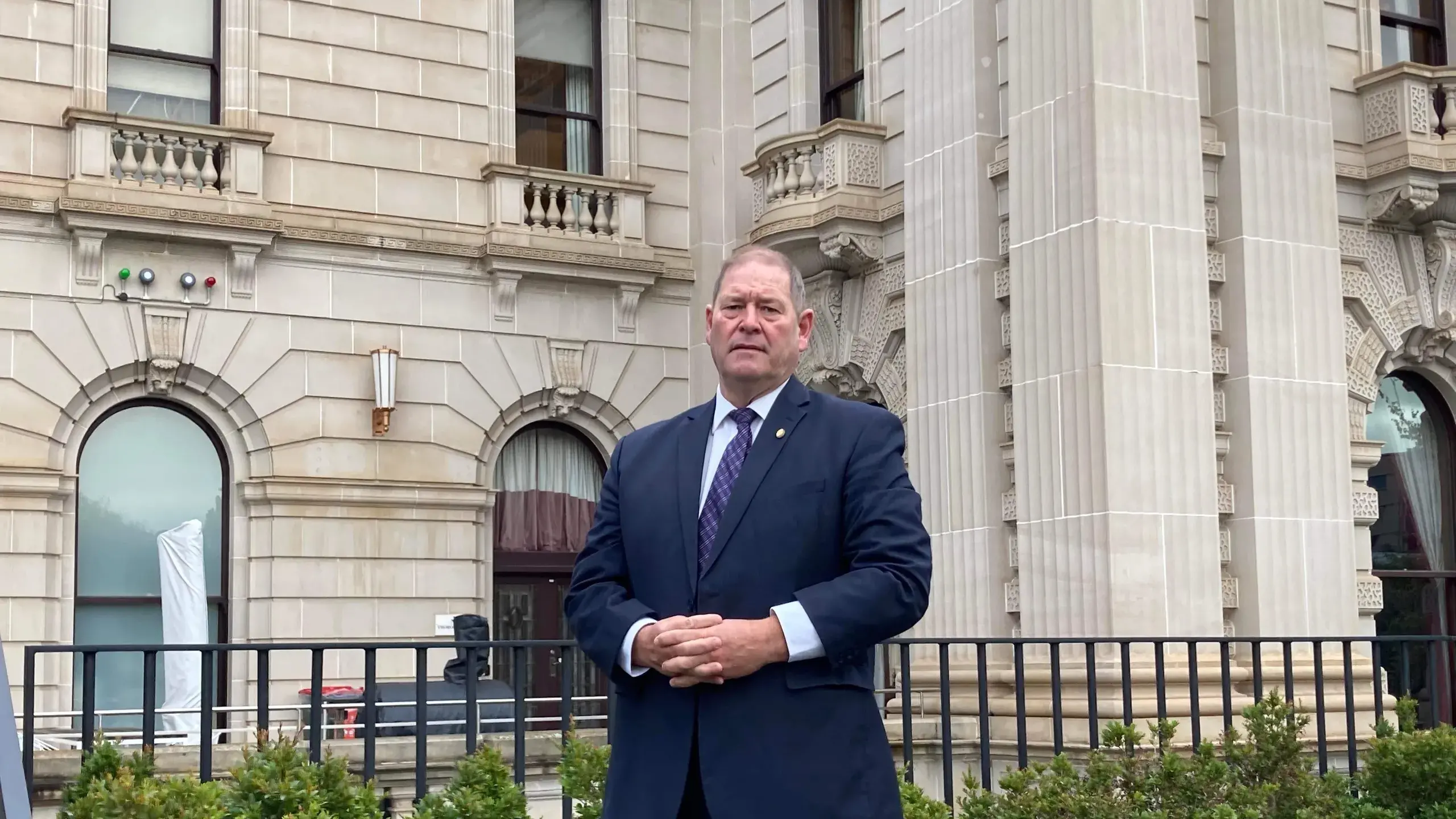 State, Ovens Valley MP clash over school condition data