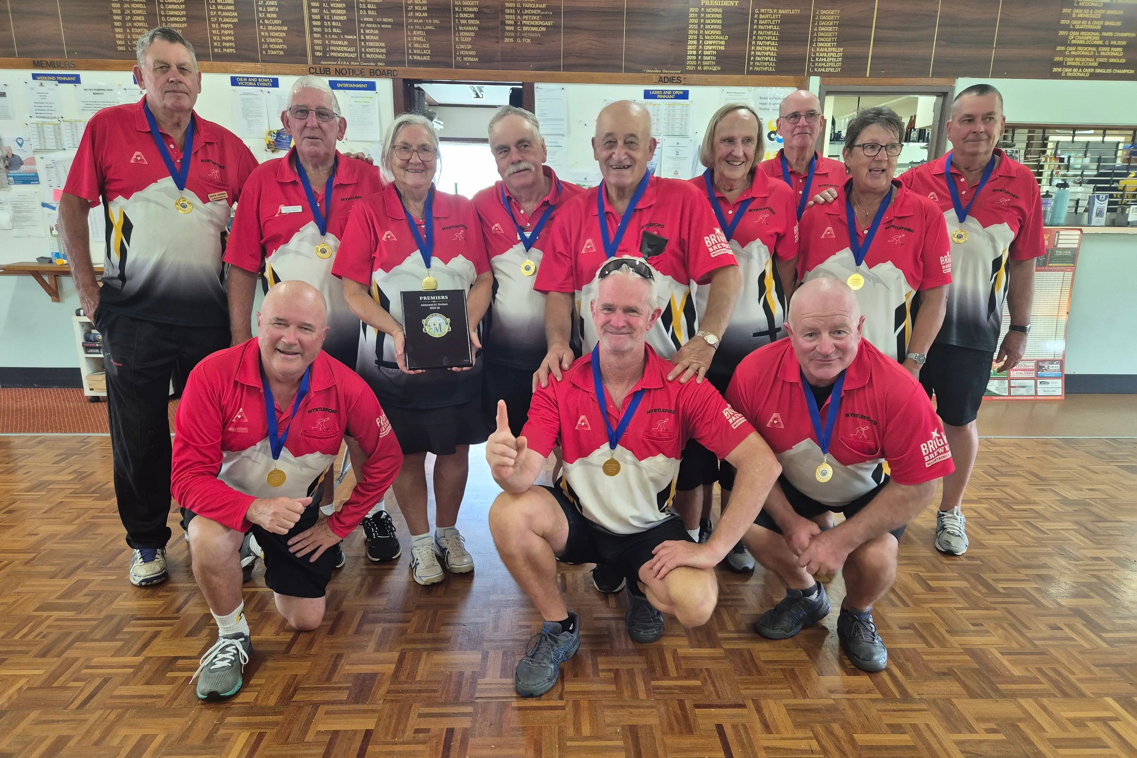 <p>WINNING TEAM: The Midweek Pennant B1 champions (back, from left) Wayne Langdon, Graeme Piazza, Phyllis Swindley, Les Brown, Sam Bonacci, Bev Griffith, Jon Dunell, Liz Saunders, Col Smith, (front, from left) Terry McCaw, Wayne Stephens and Lindsay Hamilton.</p>\\n