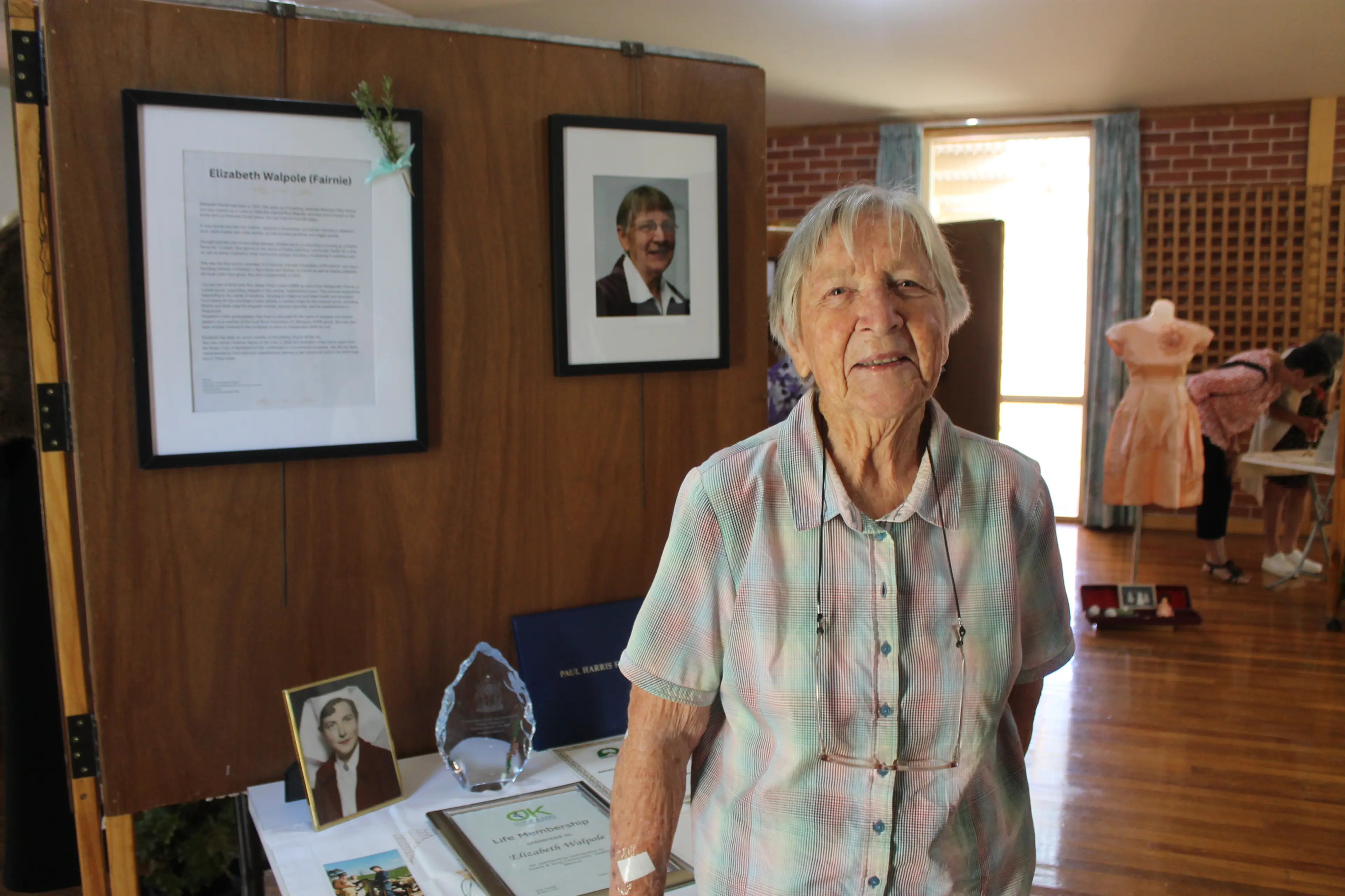 <p>SELF SUMMARY: One of Myrtleford\\'s Living Legends, Elizabeth Walpole, dropped in to see the weekend exhibition, with a display set up in her honour. PHOTOS: Phoebe Morgan.</p>\\n