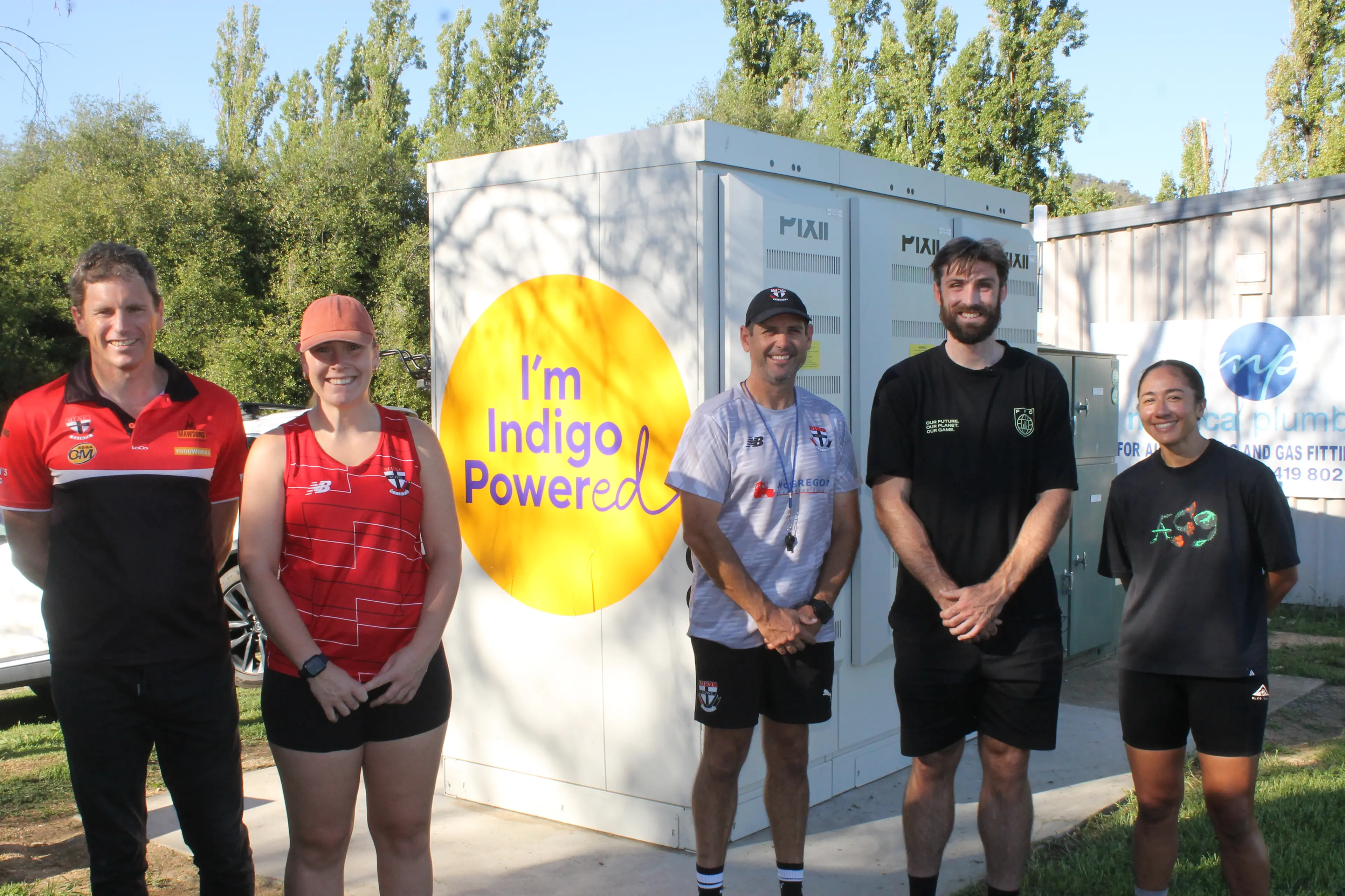 <p>SWITCHED-ON SHELTER: (from left) Myrtleford Alpine Saints Football & Netball Club  president Luke Chapman, A grade netball coach Olivia La Spina, Footy For Climate representatives; CEO Alexi Lynch and founder Tom Campbell and Carlton Blues star Darcy Vescio. PHOTO: Phoebe Morgan.</p>\\n