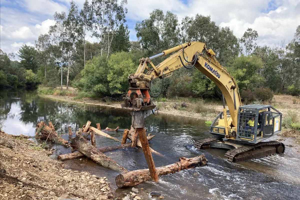 <p>NEW STREAM STRUCTURE: Boulders and logs continue to be placed strategically within the Ovens River thanks to NECMA\\'s river rejuvenation efforts. PHOTOS: Scott McDonald</p>\\n