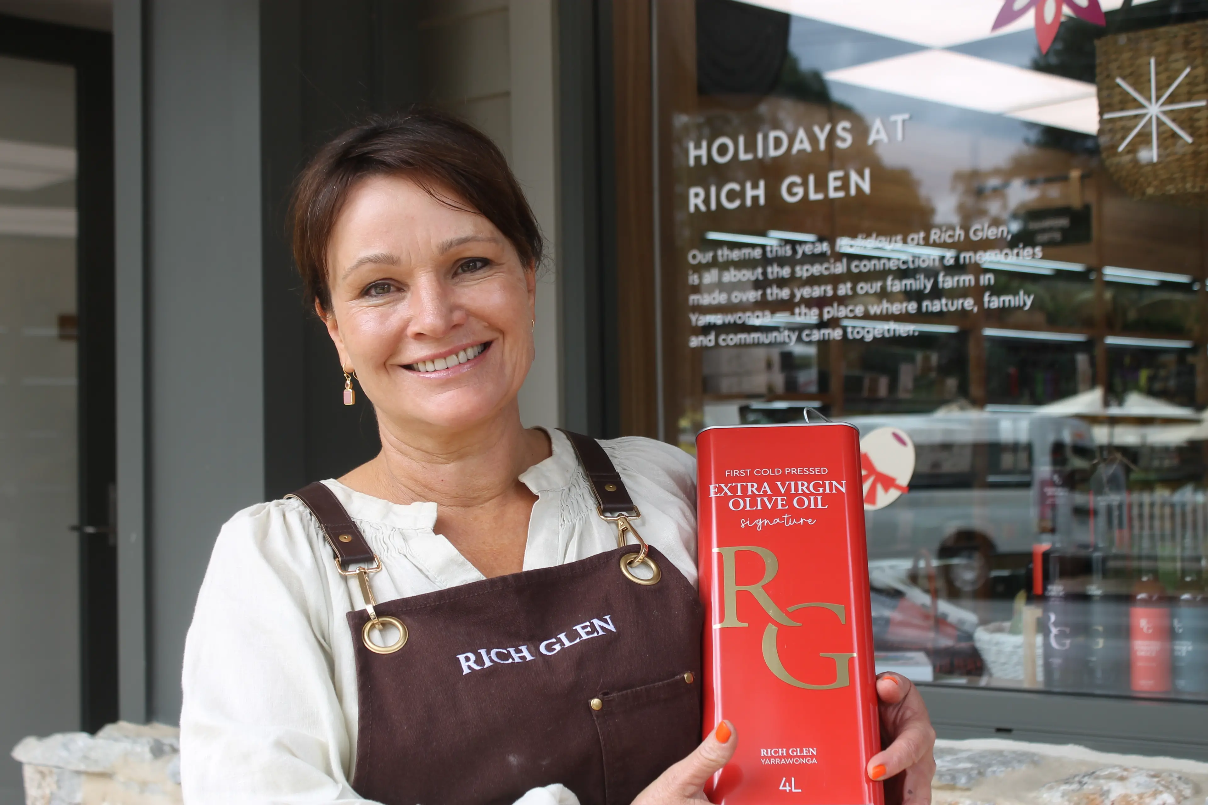 <p>STORES BUSTLING IN BRIGHT: Rich Glen owner, Ros Vodusek and team are ready to welcome new and returning visitors to find some of the best Alpine produce. PHOTO: Phoebe Morgan</p>\\n