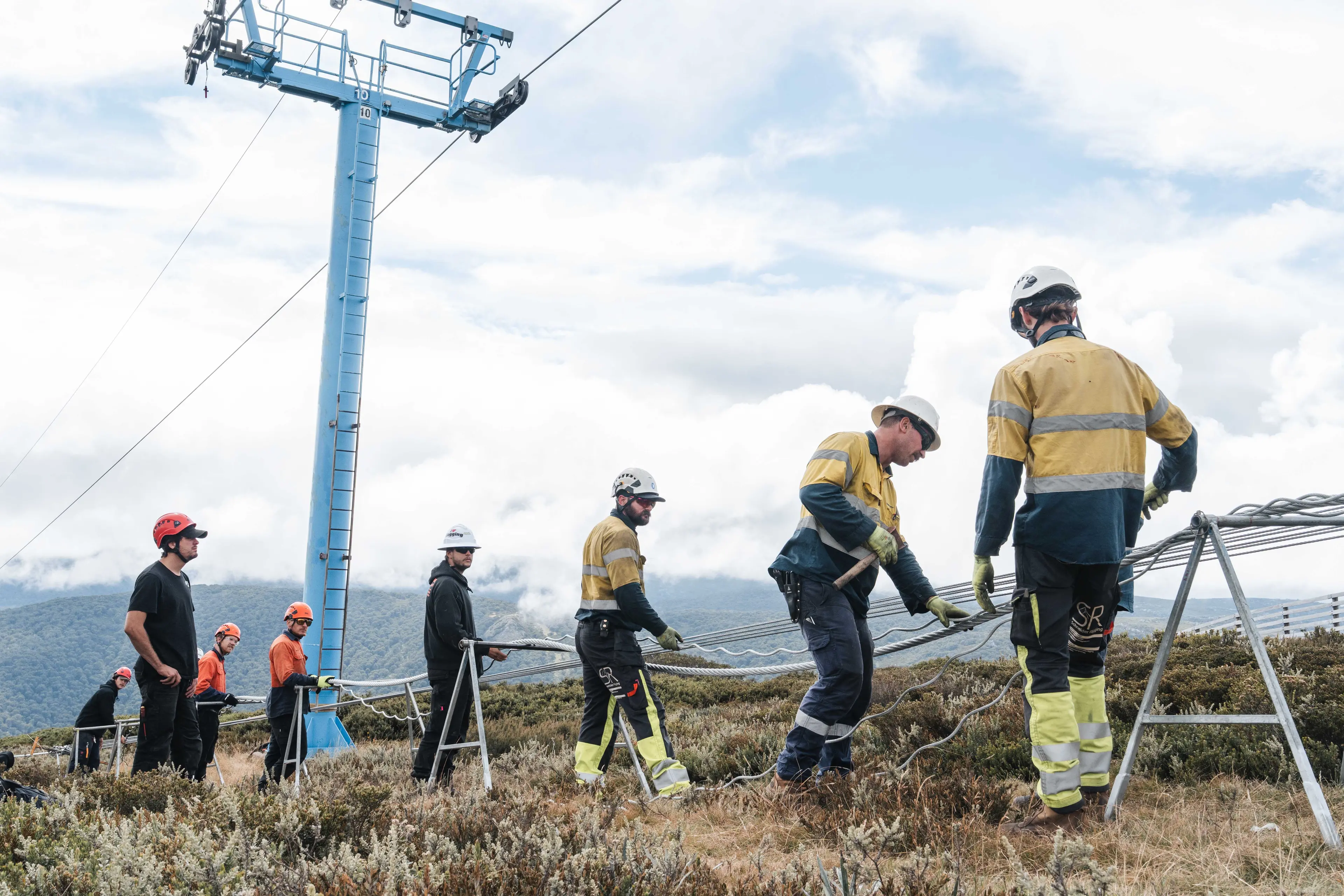 <p>BIG JOB: The Falls Creek and Doppelmayr maintenance teams working together to replace the haul rope on Halley\\'s Comet. PHOTO: Falls Creek Ski Lifts</p>\\n