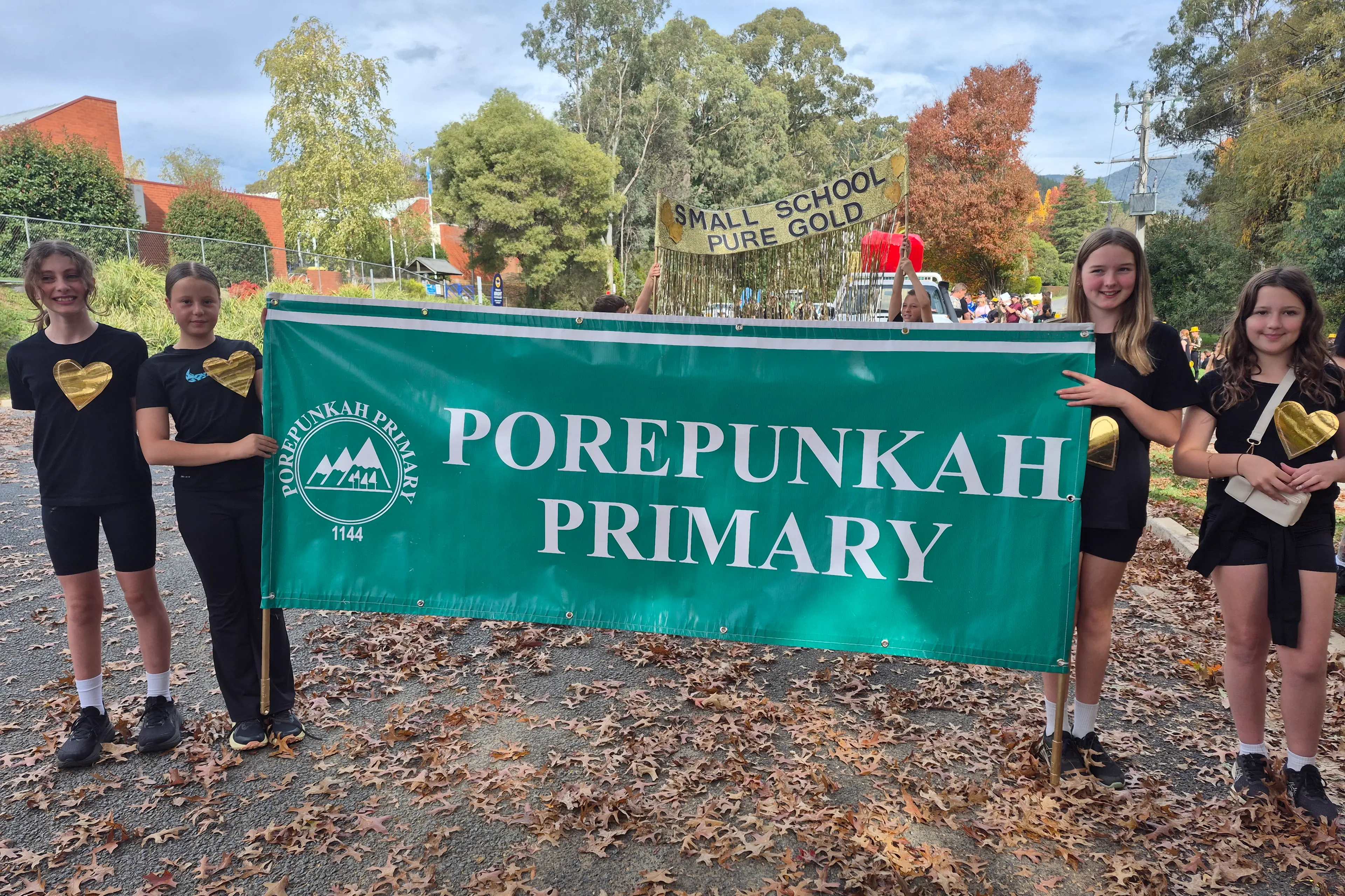 <p>POREPUNKAH ON PARADE: (from left) School Leader Saskia Long, year 6 student Xanthe McCormack, School Leader Xanthe Brown and year 6 student Anna Beatson led their fellow students in this year\\'s Bright Autumn Festival Gala Day Parade to win the \\'Best Float\\' category, while keeping up their school spirit. PHOTO: Porepunkah PS.</p>\\n