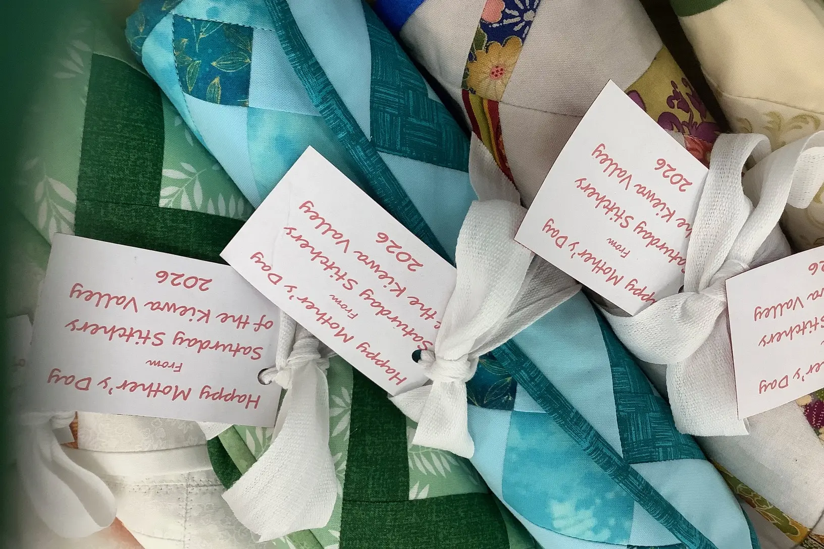 <p>GENEROUS GIFTS: All 19 place mats or table runners were presented as gifts after the U3A members\\' hard work. PHOTOS: Alpine U3A.</p>\\n