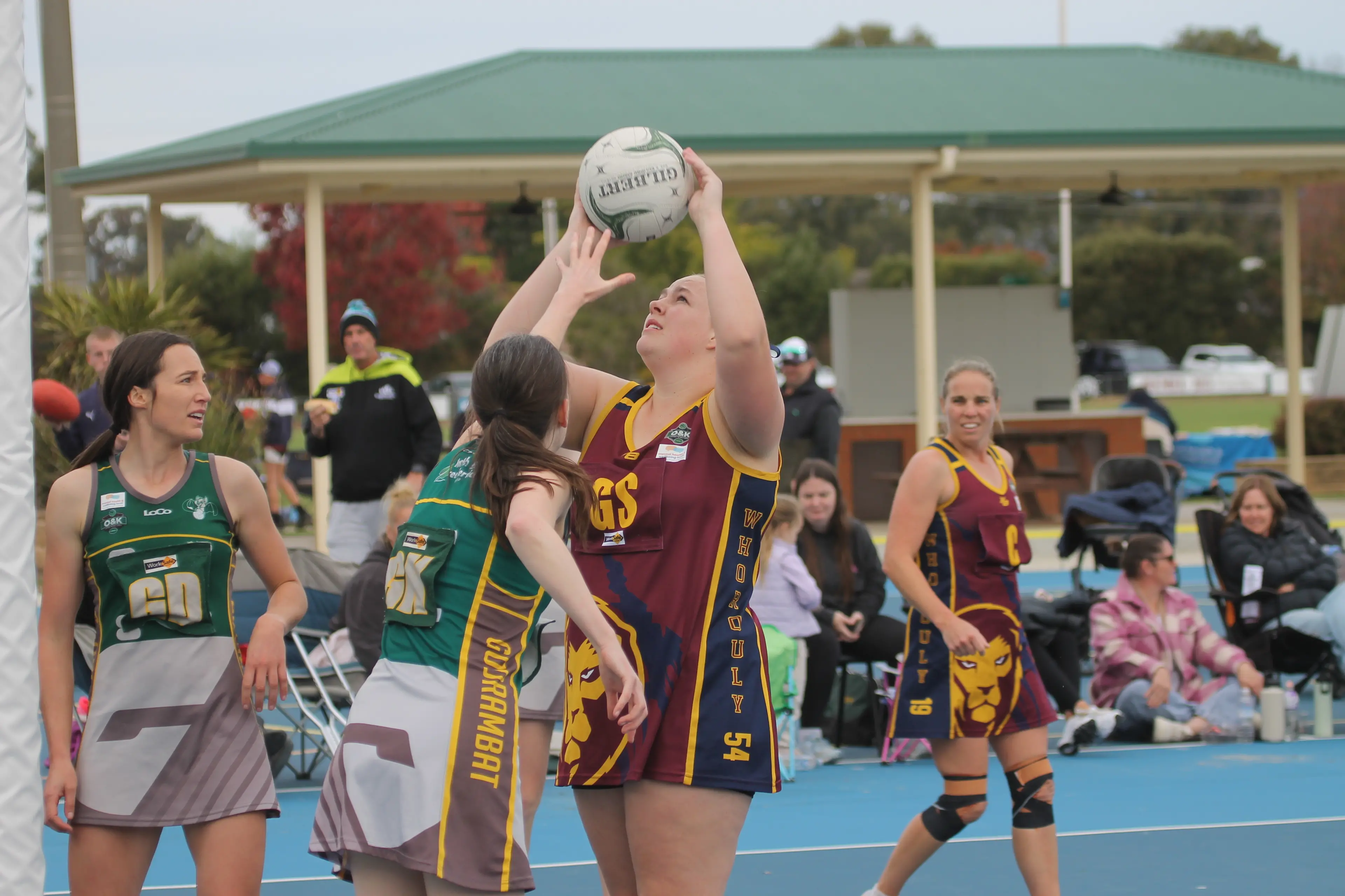 <p>COMPOSED SHOT: Abbey Forrest takes her time to line up the shot. PHOTOS: Nathan de Vries.</p>\\n