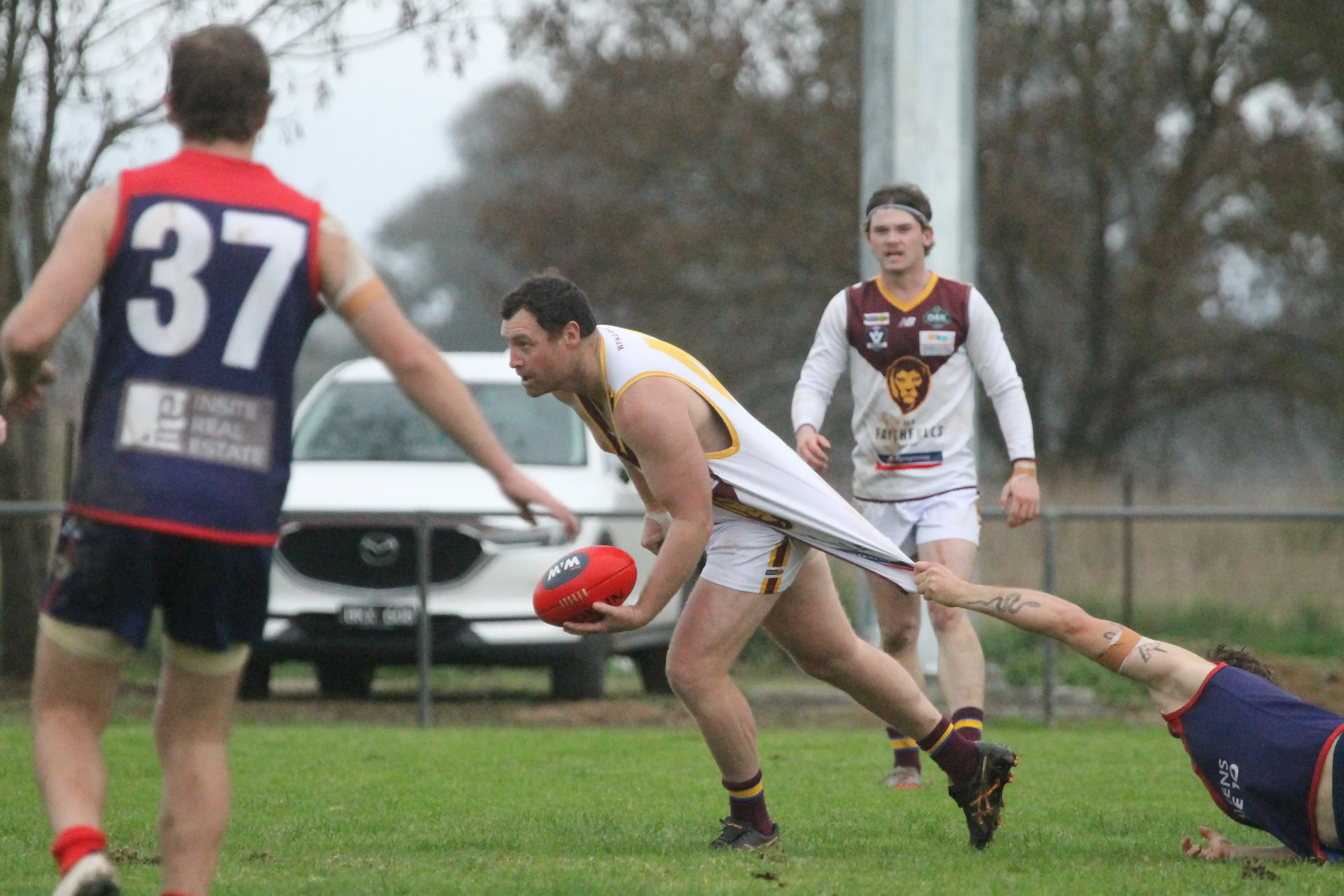 <p>THE BULL: Daniel Boyle charges through the tackle. PHOTOS: Nathan de Vries</p>\\n