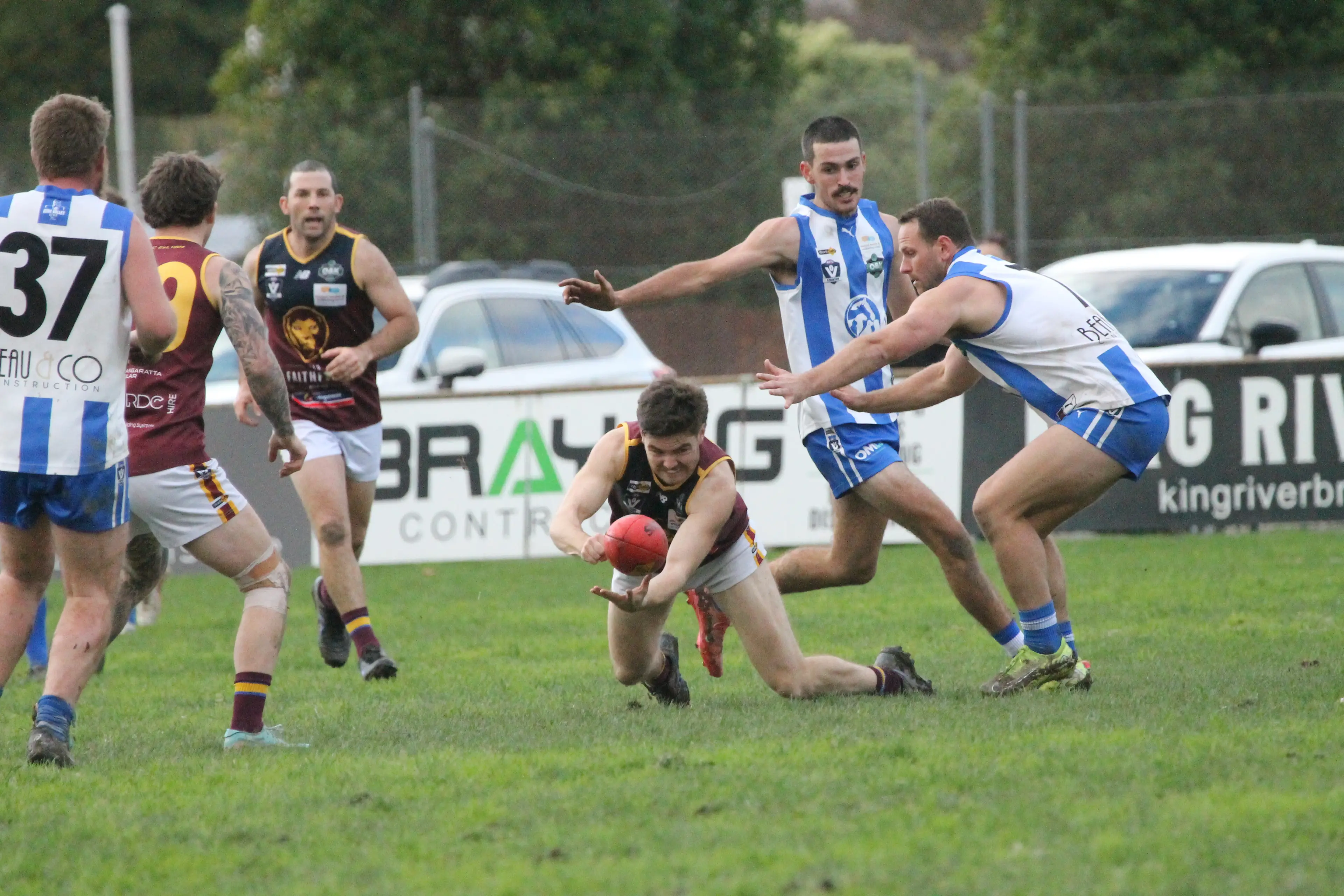 <p>UNDER PRESSURE: Darcy O\\'Shannessy gets his hands away. PHOTOS: Nathan de Vries</p>\\n