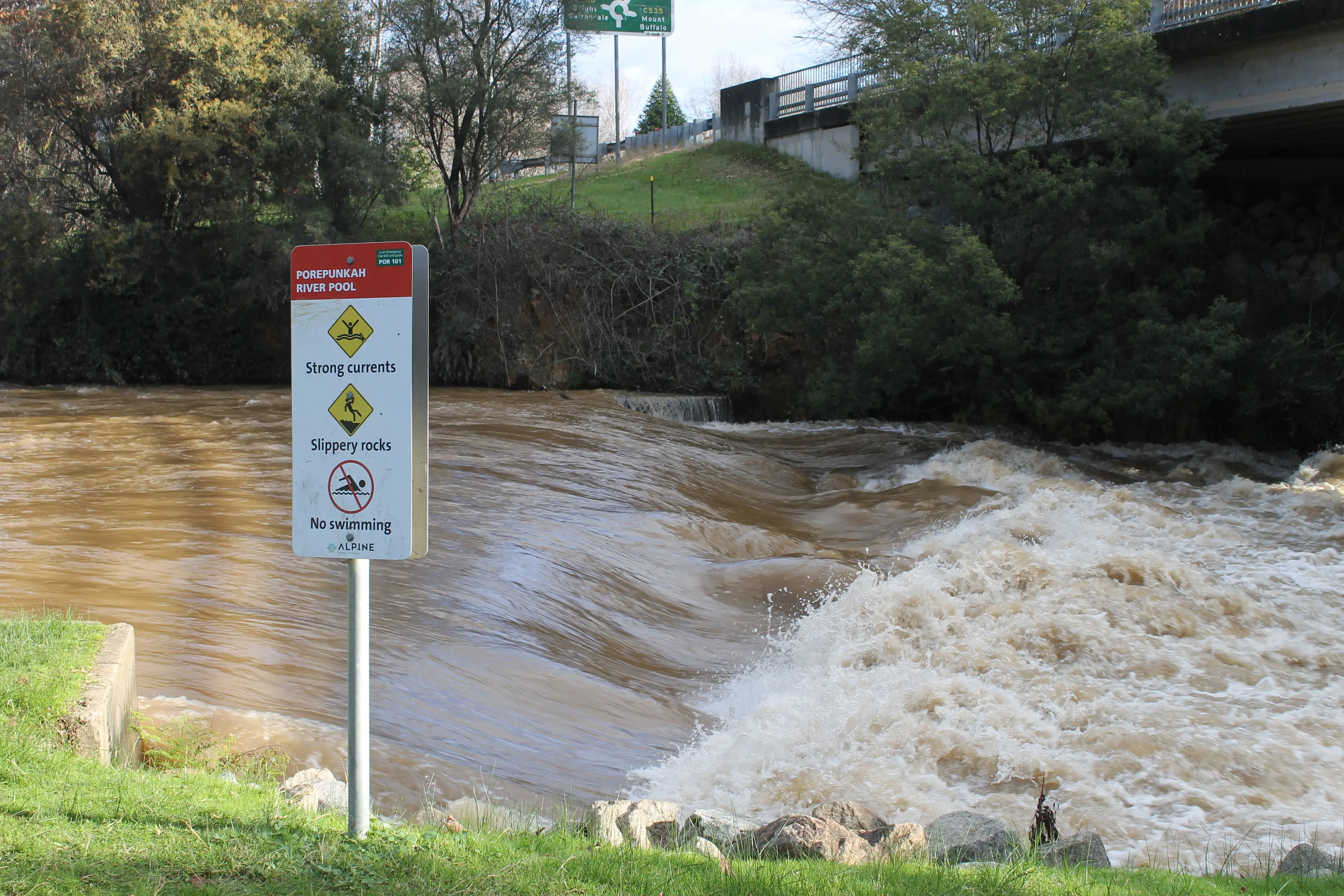 <p>DOWNPOUR POURS DOWN TO POREPUNKAH: Heavy rainfall upstream over the past week caused strong currents along the Ovens River. PHOTOS: Phoebe Morgan</p>\\n