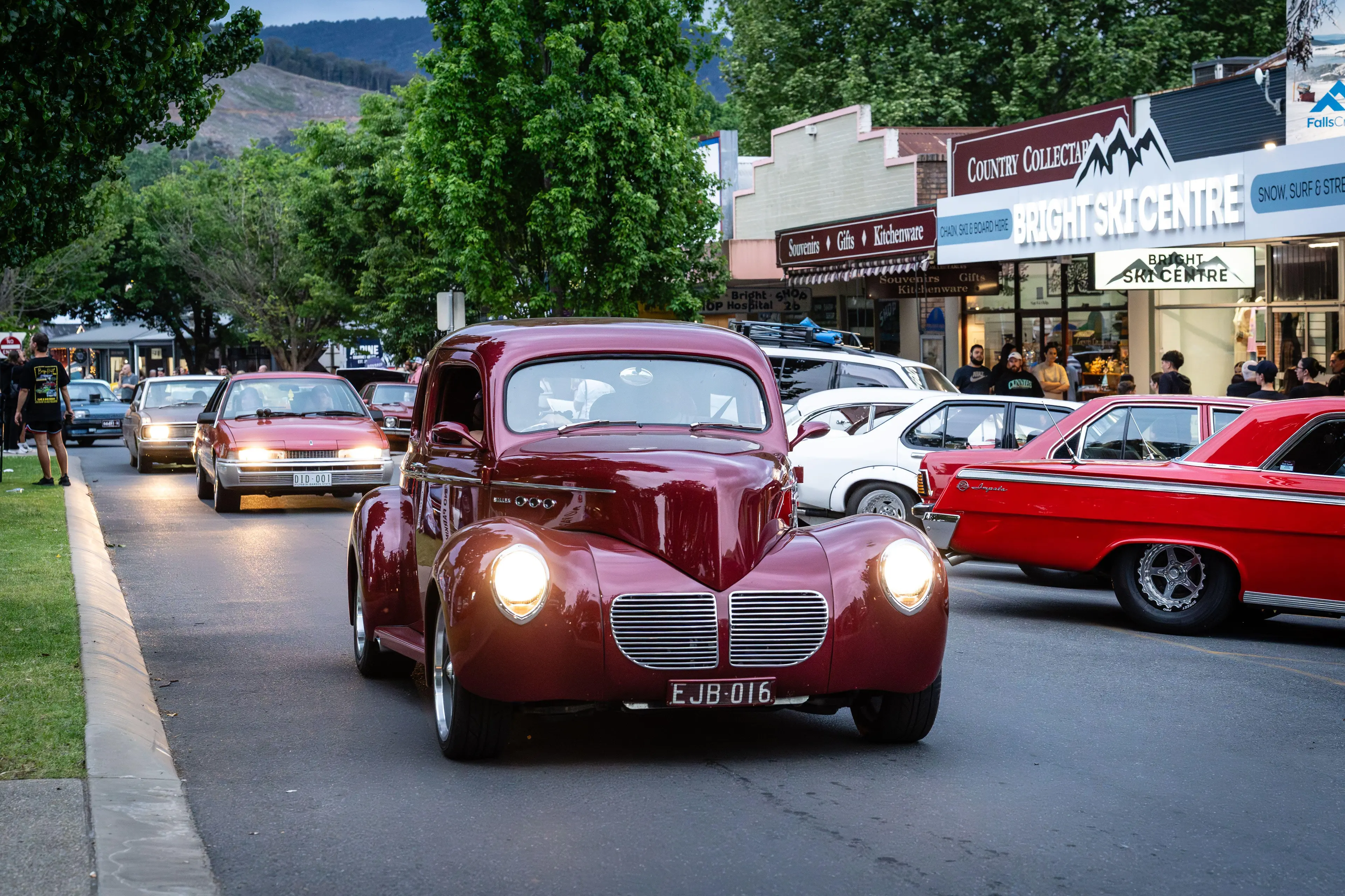 <p>POPULAR PARADE: Bright\\'s Rod Run in November is set to draw large crowds and lines of classic cars to town.</p>\\n