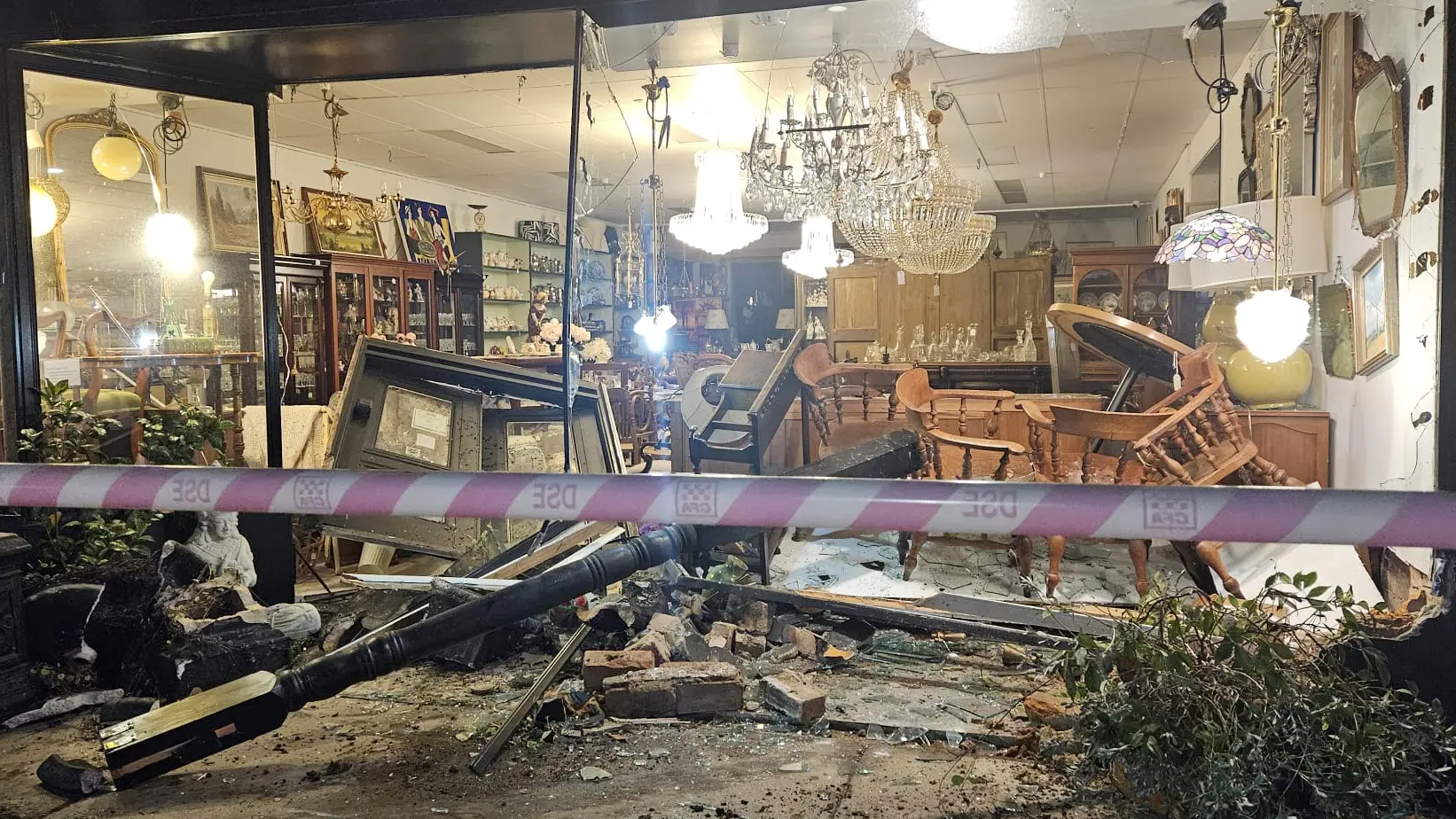 Driver ploughs through Myrtleford antique store