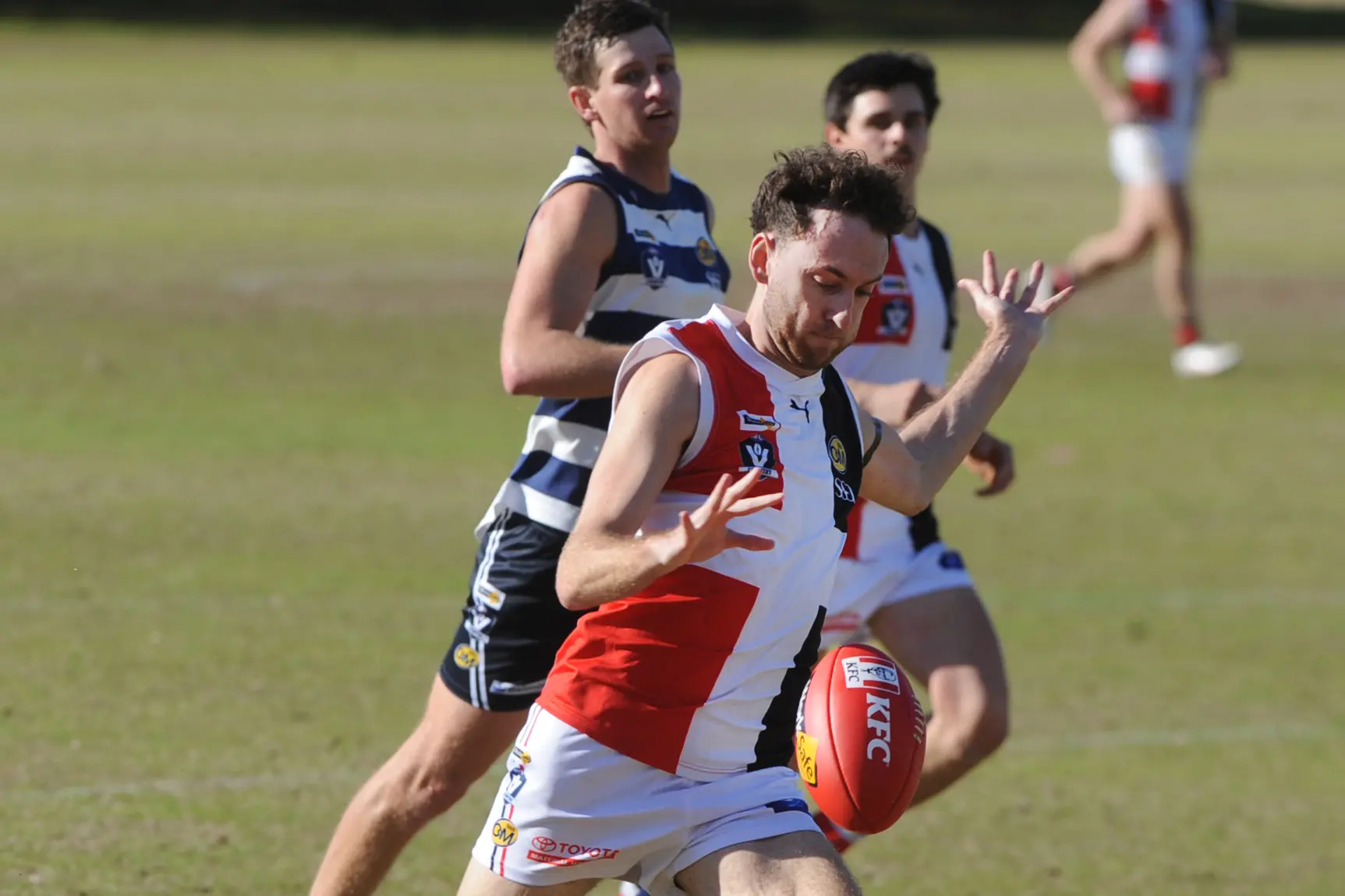 <p>GOING LONG: Jak Trewin found himself in the goals snagging three for Myrtleford on Saturday. PHOTOS: Les Garbutt</p>\\n