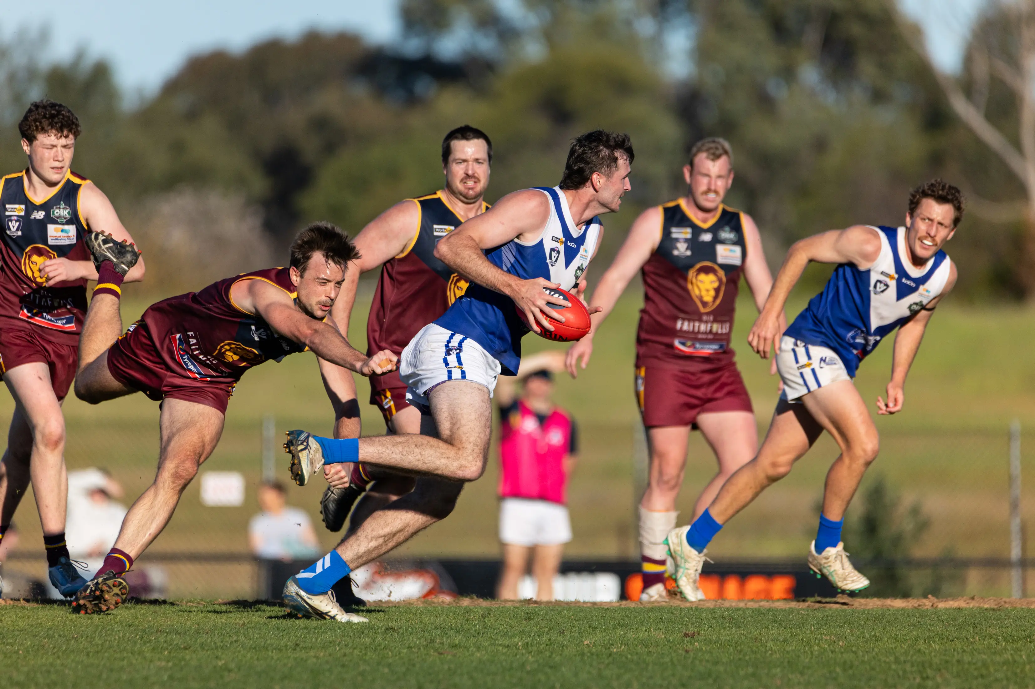 <p>CLEARANCE: Levi Young evades the grasping hand of Marcus de Leur and streams from the middle in Bright\\'s semi-final win over Whorouly. PHOTOS: Marc Bongers</p>\\n