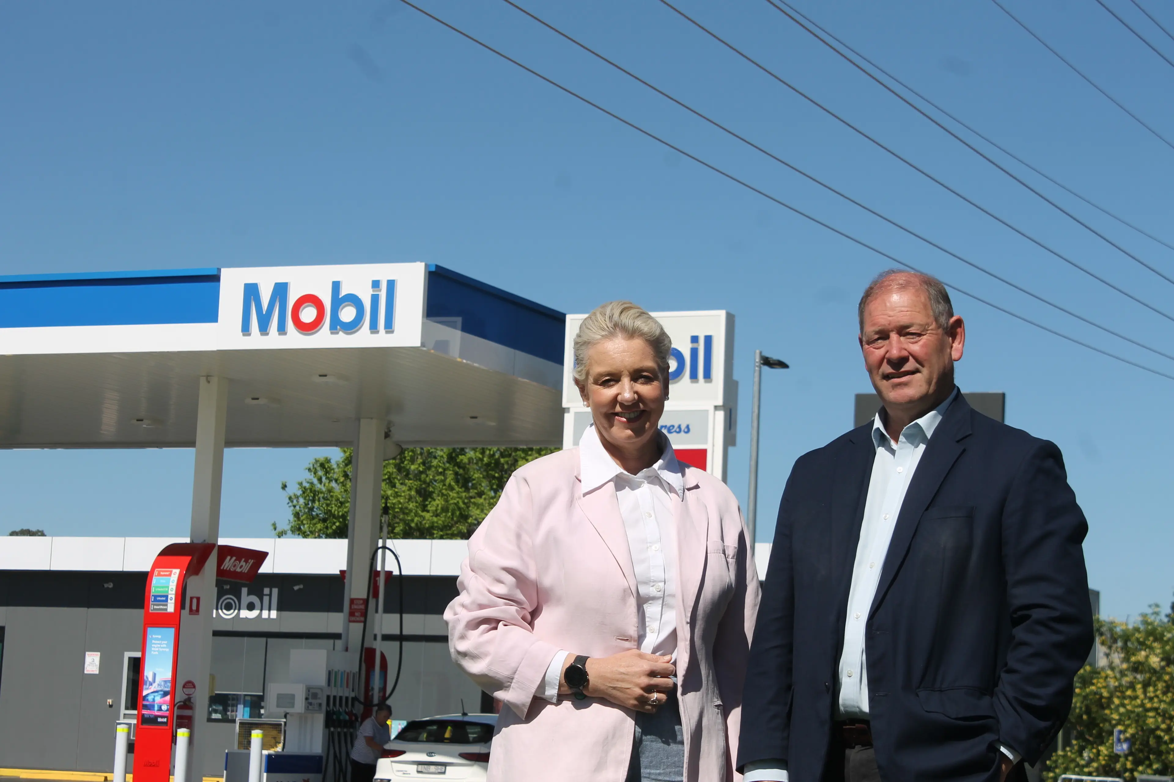 <p>PROTECTING THE BOWSER: Nationals Senator Bridget McKenzie met with Ovens Valley MP Tim McCurdy last week promoting the federal Coalition\\'s Fuel Price Shield policy. PHOTO: Bailey Zimmermann</p>\\n