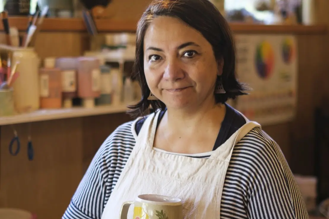 <p>MUG MASTER: Myrtleford\\'s Jess Ruiz is able to take her designs and form them into everyday artistic items. PHOTOS: Daniel A\\'Vard.</p>\\n